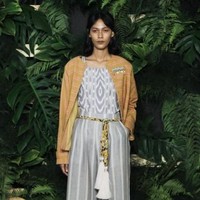 Kain tenun sebagai atasan dan outerwear ala Didiet Maulana tampak chic dengan pilihan warna netral seperti abu-abu. Tak hanya cantik dipakai saat Lebaran, tapi juga untuk liburan. Foto: Moh abduh/Wolipop