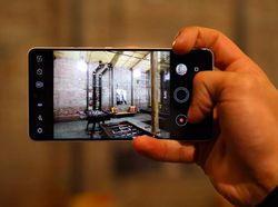 Bukan iPhone X, Ini Ponsel yang Pertama Pakai Notch