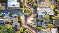 Terdapat taman di tengah-tengah jalan. Ternyata jalanan berkelok ini bertujuan untuk mengurangi kecuraman jalanan di sana yang berada dikemiringan 27 derajat.  (Instagram)