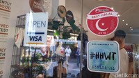 Beberapa stiker halal tertempel di pintu. Diantaranya bertuliskan 100% Muslim Owned Establishment, Best Halal 2016 dari Burpple dan Recommended on Have Halal Will Travel. Foto: dok. detikFood