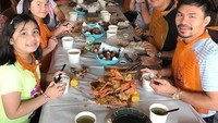 Sajian seafood jadi pilihan makan siang Pacquiao bersama keluarga kala itu. Senator Filipina yang mengaku tidak pensiun dari dunia tinju ini memang terlihat sangat sederhana. Foto: Instagram mannypacquiao