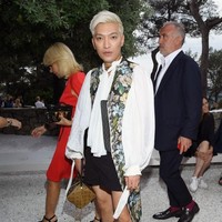 Fashion blogger ternama Bryan Boy juga hadir. Ia tampil dengan outerwear bergaya Victorian dan sneakers Louis Vuitton. (Foto: Getty Images)