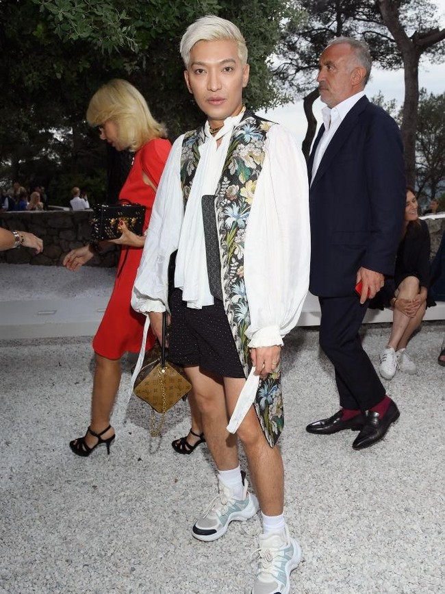 Fashion blogger ternama Bryan Boy juga hadir. Ia tampil dengan outerwear bergaya Victorian dan sneakers Louis Vuitton. (Foto: Getty Images)