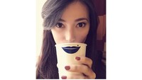 Imutnya pose Asmirandah yang satu ini, ketika menikmati segelas kopi. Foto: Instagram @asmirandah89