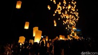 Lama-lama, makin banyak lampion yang terbang. Orang-orang bersuka cita dan antusias (Pertiwi/detikTravel)