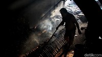 Bara api yang sudah padam menandakan lemang sudah masak. Bara api yang sudah padam menandakan lemang sudah masak.