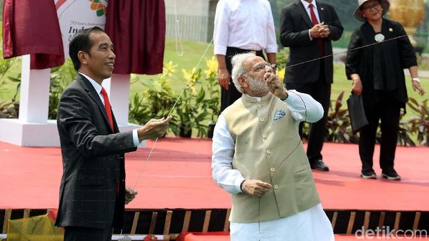 Asyiknya Gaya Jokowi dan PM India Main Layangan di Monas