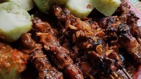 Sate Ayam H. Romli yang terletak di seberang RSPP ini memang sudah tersohor. Dagingnya empuk dan teksturnya juicy. Makin enak disantap dengan paduan lontong dan bumbu kacang. Selain itu, ada juga sate kambing dengan paduan bumbu kecap enak. Foto: Instagram
