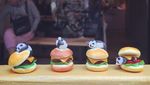 Lucu Banget! Miniatur Panda Ini Berpose dengan Makanan