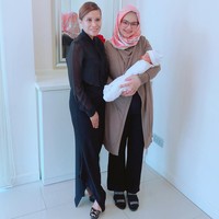 Siti Nurhaliza sudah terlihat kembali langsing hanya dalam waktu 17 hari setelah melahirkan bayinya. Melalui keterangan foto yang diunggahnya ke Instagram, Siti mengungkapkan bobot tubuhnya sudah susut 14 kg. Foto: Instagram/ctdk