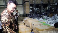 Tjahjo sempat membuka kardus tempat penyimpanan e-KTP rusak.