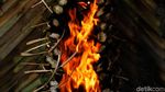Melihat Lebih Dekat Proses Pembuatan Lemang di Senen Melihat Lebih Dekat Proses Pembuatan Lemang di Senen