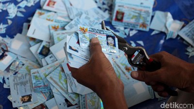 e-KTP Rusak yang Tercecer di Bogor Dipotong