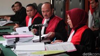 Hakim membacakan vonis untuk Kiki Hasibuan.