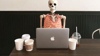 Lagi kerja. Foto: instagram.com/omgliterallydead