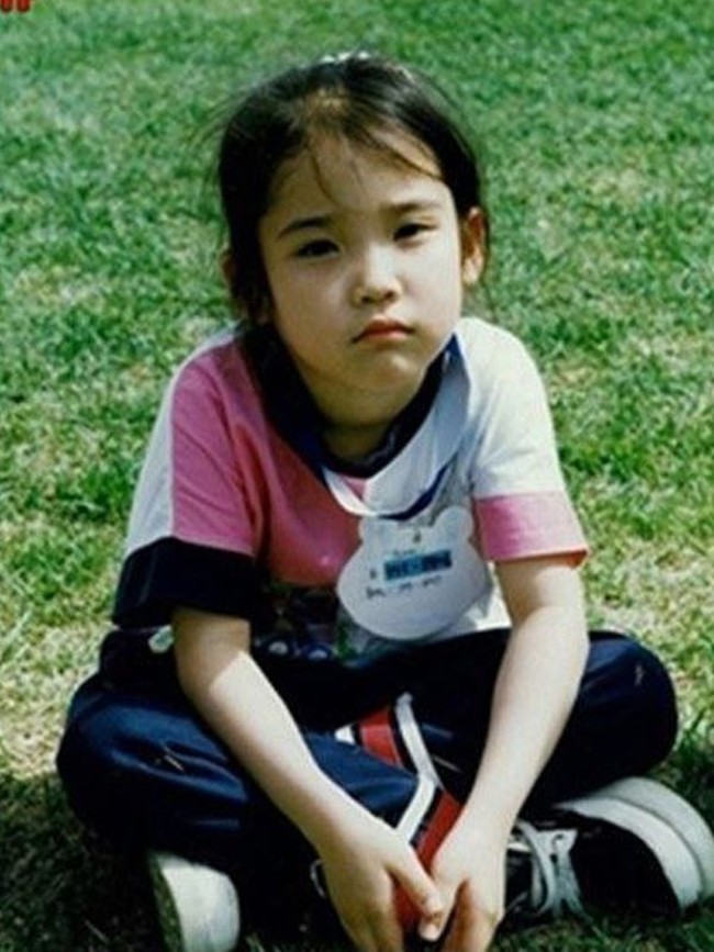 Masa kecil IU dihabiskan bersama nenek dan adiknya, karena orangtuanya harus bekerja keras demi membayar utang. Mereka bertiga pun pernah tinggal di sebuah kontrakan kecil dengan banyak kecoa. Foto: istimewa