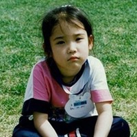 Masa kecil IU dihabiskan bersama nenek dan adiknya, karena orangtuanya harus bekerja keras demi membayar utang. Mereka bertiga pun pernah tinggal di sebuah kontrakan kecil dengan banyak kecoa. Foto: istimewa