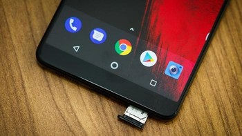 Essential juga termasuk barisan pertama ponsel yang menerapkan layar edge-to-edge meski pada bagian bawahnya masih ada bezel yang cukup tebal. Foto: Android Central