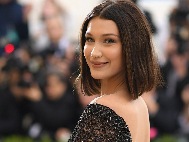Bella Hadid berada di urutan pertama sebagai wanita dengan kecantikan paling sempurna menurut penghitungan Golden Rasio. Akurasi kesempurnaan wajahnya mencapai 94,35 persen. Ia juga disebut memiliki bentuk pipi terindah. Foto: Getty Images