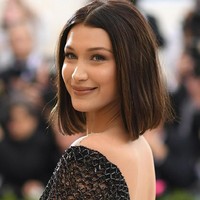 Bella Hadid berada di urutan pertama sebagai wanita dengan kecantikan paling sempurna menurut penghitungan Golden Rasio. Akurasi kesempurnaan wajahnya mencapai 94,35 persen. Ia juga disebut memiliki bentuk pipi terindah. Foto: Getty Images