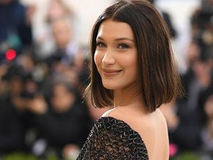 Ngidam Pizza, Bella Hadid Rela Bawa Pizza Sendiri ke Pesawat Pribadinya