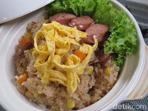 Punya Beras dan Rice Cooker? Bikin Nasi Sosis dan Teri Pedas yang Enak Buat Berbuka