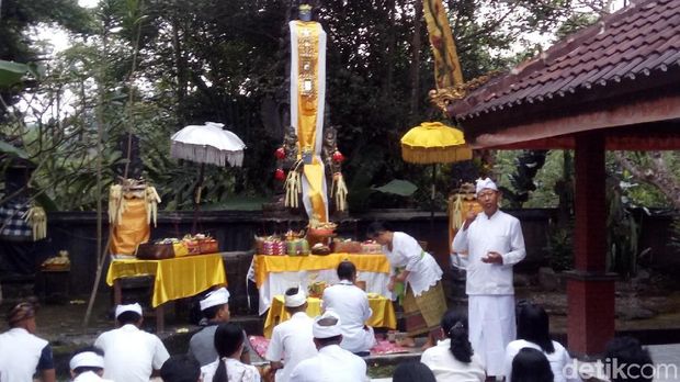 Umat Hindu di Salatiga sembahyang di pura