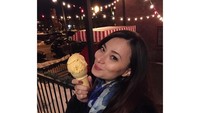 Disela-sela menikmati butiran salju di Colorado, Amerika, Asmirandah masih sempat menyantap dinginnya es krim. Padahal udaranya sudah dingin. Foto: Instagram @asmirandah89