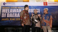 Sekjen Transparansi Internasional (TI) Indonesia Dadang Tri Sasongko (kanan) berbincang dengan Wali Kota Makassar Ramdhan Pomante (tengah) dan Wali Kota Semarang Hendar Prihadi sebelum diskusi dimulai.