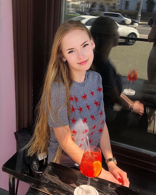 Sejak videonya itu menjadi viral, banyak pengguna YouTube dan media sosial lainnya melabeli Oksana sebagai guru matematika terseksi. Foto: Instagram