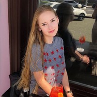 Sejak videonya itu menjadi viral, banyak pengguna YouTube dan media sosial lainnya melabeli Oksana sebagai guru matematika terseksi. Foto: Instagram