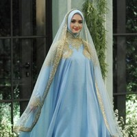 Busana bernuansa biru muda dan emas terlihat manis namun tetap terkesan mewah saat dipakai. Setelan tunik dan celana berlabel Mandjha karya Ivan Gunawan ini dipastikan akan membuat Anda jadi pusat atensi. Foto: Moh abduh/Wolipop