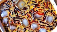 Cincau yang diserut halus oleh @denokaiyu dipadukan dengan sirop gula merah dan santan. Rasanya pasti gurih manis menyegarkan tenggorokan.Foto: Instagram @denokaiyu