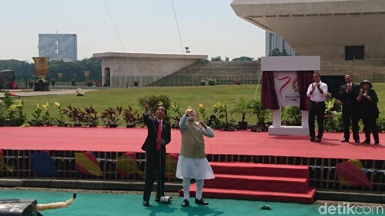 Presiden Jokowi dan PM Modi main layangan di Monas (Ahmad Masaul Khoiri/detikTravel) Presiden Jokowi dan PM Modi main layangan di Monas (Ahmad Masaul Khoiri/detikTravel)
