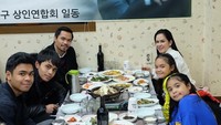 Saat berkunjung ke Seoul, Desember 2016, Manny Pacquiao dan keluarganya tidak melewatkan beragam sajian lezat khas negeri gingseng itu. Foto: Instagram mannypacquiao