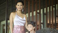 Indah Kalalo kerap mengunggah fotonya yang tampil kompak dengan sang anak.  Foto: Dok. Instagram/indahkalalo