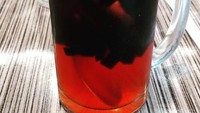 Yang dinikmati @antonio_thefoodfather ini racikan cincau hitam paling klasik dan bikin kengen. Cukup dipadu dengan sirop merah dan es batu. Foto: Instagram @antonio_thefoodfather