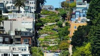 Russian Hills memiliki kelokan sebanyak 8 belokan di kemiringan tanah yang curam.  (Instagram)