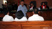 Selain itu, jaksa meminta majelis hakim memutuskan mengembalikan aset duit yang dikuasai bos First Travel kepada para korban. Duit bos First Travel yang diminta dikembalikan sebesar Rp 8,8 miliar.