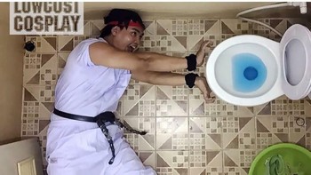 Jurus toilet nih. (Foto: Facebook/Lowcostcosplay)