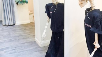 Menjajal baju. Foto: instagram.com/omgliterallydead