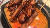 Restoran Indonesia juga banyak yang menyajikan sate ayam. Mampir ke Sate Khas Senayan, @ryan_vonco mencicip Sate Ayam Bumbu Blora yang menggoda dengan potongan bawang merah segar. Foto: Instagram