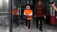 Mantan Kepala BPKAD Kota Kendari, Fatmawati Faqih berjalan keluar ruangan seusai menjalani pemeriksaan di gedung KPK, Jakarta, Rabu (30/5).