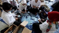 e-KTp dibawa dari gudang sementera di Pasar Minggu Jakarta Selatan menuju gudang Kemendagri di Semplak, Bogor. e-KTP rusak itu berjumlah satu dus dan seperempat karung.