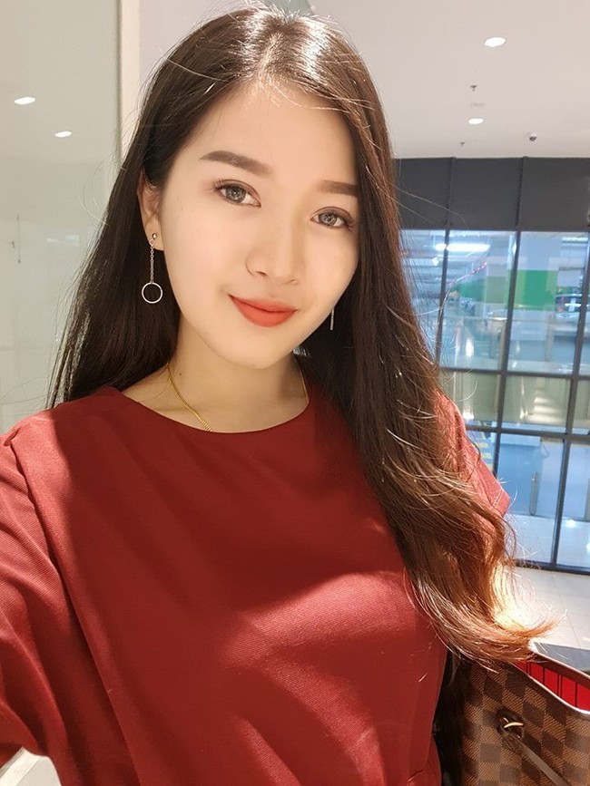 Penampilan Oli Lee saat mengenakan makeup natural flawless dengan perona bibir warna peach. Foto: Dok. Facebook/Oil Lee