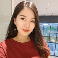 Penampilan Oli Lee saat mengenakan makeup natural flawless dengan perona bibir warna peach. Foto: Dok. Facebook/Oil Lee