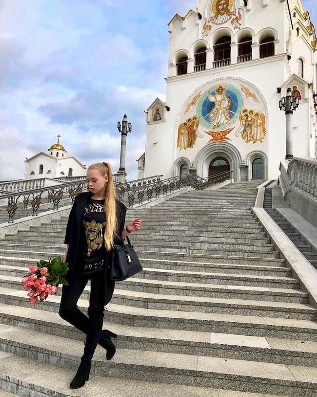 Tak ada satupun foto yang diunggah Oksana ke Instagram memperlihatkan sosoknya adalah seorang guru. Jika hanya dilihat dari foto-foto yang ditampilkannya, Oksana malah lebih terlihat seperti seorang model. Foto: Instagram