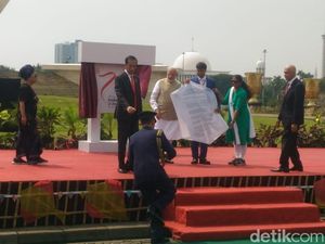 Jokowi-PM India Main Layangan Bareng di Monas