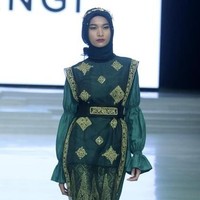 Untuk menghadiri acara kumpul keluarga besar, padanan kain songket dari Dian Pelangi bisa jadi pilihan. Buat bagian atasnya lebih unik lewat vest dari bahan organza. Foto: Moh abduh/Wolipop