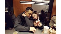 Meski sudah lama menikah, Asmirandah dan Jonas masih mesra. Ini pose mereka ketika menikmati kopi bersama saat di New York. Foto: Instagram @asmirandah89